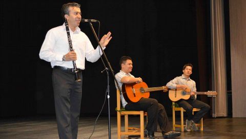 La formaci�n Hermanos Quintero, durante su actuaci�n ayer en Cee. 