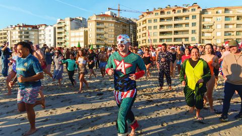 Chapuz�n para despedir el a�o en la playa de Silgar, en Sanxenxo