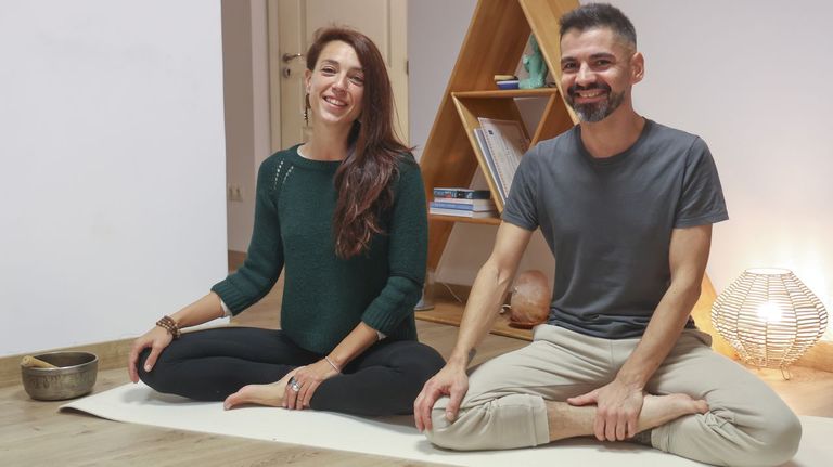 Guillermo Garca, junto a su colaboradora Leticia Dez, en el estudio Mandala