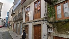 La vivienda n�mero 55 de la R�a Nueva de Betanzos, con la carpinter�a gris, es una de las que tienen riesgo de salir a subasta.