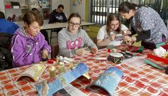 Dora Mato, Mar�a Lu�sa Pose y Fani Pose, ayer, trabajando en la sede de �ntegro, en Nant�n (Cabana); desde all� hablaron de la situaci�n. 