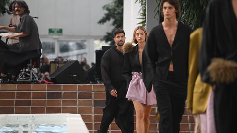 El cantante Pablo Albor�n, entre los modelos del desfile de Adolfo Dom�nguez en la Madrid Fashion Week