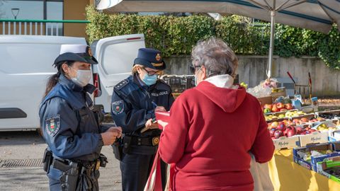 La polica urbana del municipio italiano de Seriati realiza controles anti-covid en uno de los momentos ms duros de la pandemia