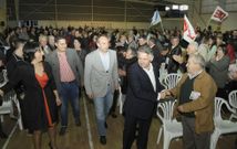 Manuel Cu��a, saludando a asistentes en el pabell�n, con su candidatura y con Fern�ndez y Garc�a. 