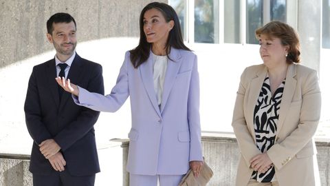 Letizia junto al ministro de Derechos Sociales, Consumo y Agenda 2030, Pablo Bustindy y Concepcin Cascajosa