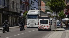 Los camiones pasan estos d�as a duras penas por el centro de Becerre�