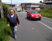 Los vecinos se ven obligados a caminar por la calzada. 