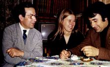 Kristina Berg, entre Ram�n Pi�eiro e Carlos Casares, en 1973, na famosa �mesa camilla� que o intelectual ti�a na s�a casa de Santiago.