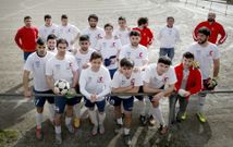 <span lang= es-es >La familia</span>. En la fila de atr�s est�n Mat�as, Jota, Miguel, �scar, Lois, Beto, Jos� Antonio (delegado) y el m�ster, Mauri Garc�a. En el medio se encuentran Santi, Diego, Iv�n Cesp�n, Abel y Daniel. Delante: Kevin, David Fajardo, Samu Dasilva, Andr�s, Meleiro y Lamp�n. 