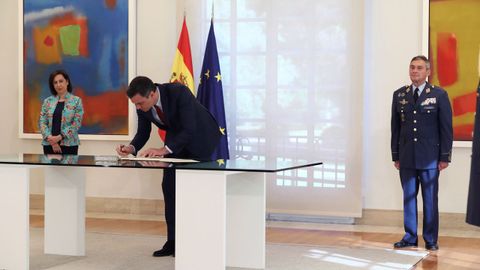 Pedro S�nchez firma ante la ministra de Defensa, Margarita Robles, la directiva de defensa nacional, que regula las posibles implicaciones para la seguridad de acontecimientos como la crisis del coronavirus