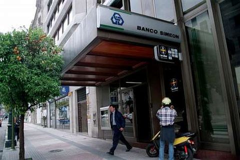 <span lang= es-es >25-8-2006. </span><span lang= es-es >Banco Simen</span>. Fundado en Vigo en 1850, pas a llamarse Banco Caixa Geral once aos despus de ser adquirido por la institucin financiera Caixa Geral de Depsitos (CGD), cuyo accionista mayoritario era el Gobierno portugus.