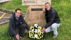 �ngel Labarta e Manuel Mu��o depositan flores no monumento a Labarta 
