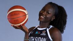 La nueva jugadora del Celta de baloncesto�Mar�a Gakdeng, p�vot estadounidense internacional con Sud�n del Sur.