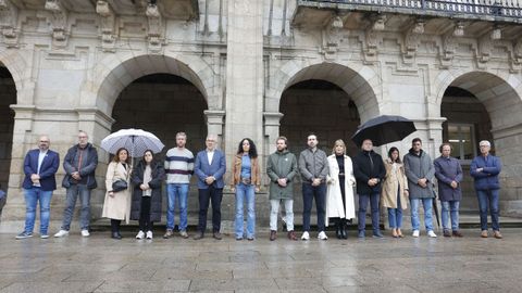 La corporación municipal celebró un minuto de silencio frente al Concello