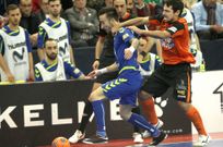 Petry pugna con el interista Rivillos en la semifinal copera. 