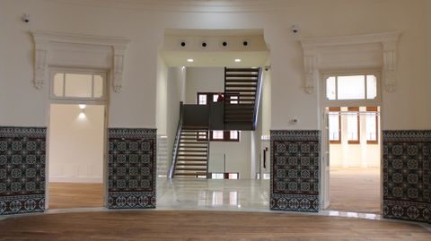 Escaleras de acceso desde La Merced y puertas a dos salas de la primera planta