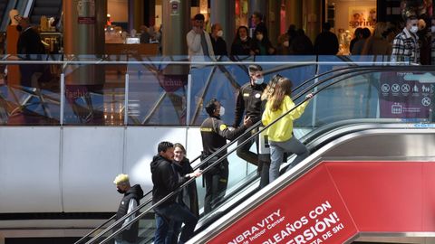 Imagen de archivo del primer da sin mascarillas en el centro comercial Marineda City de A Corua