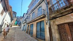 A la derecha, con balconada y galer�a, la casa en la que vivi� el doctor Acu�a