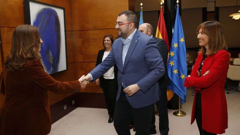 Adri�n Barb�n saluda a Lorena Gil, en presencia de la consejera Ana C�rcaba
