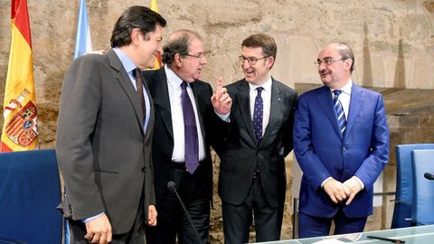 El jefe del Ejecutivo de Castilla y Len, Juan Vicente Herrera (2i), acompaado por los presidentes de Galicia, Alberto Nez Feijo (2d), Asturias, Javier Fernndez (i) y Aragn, Francisco Javier Lambn,