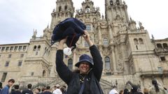 La peregrina norteamericana María Langley, de Colorado Springs, a su llegada a la plaza del Obradoiro
