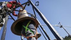 Colocaci�n de las campa�as de la iglesia de San Cloido en Leiro