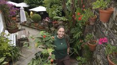Luc�a Freitas en O Xard�n das Delicias, un ic�nico espacio exterior que tiene a sus espaldas el hotel Costa Vella (en la r�a da Porta da Pena, en la zona norte del casco hist�rico), con cuya gerencia lleg� a acuerdo hace un a�o para dirigir el establecimiento hostelero. El horario de actividad es de 11.30 a 22.00 horas (cierra los martes y mi�rcoles), por lo que sirven desde desayunos hasta una carta salada y de cocteler�a.