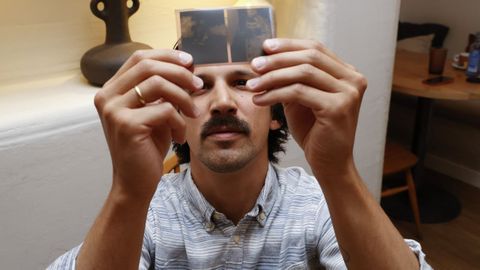 angelo.Angelo supervisa los negativos que le llegaron de una familia de A Coruña en los años 30