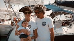 Carmen, Uri y su peque�o Leo, en su velero, en el que viven desde hace tres a�os. 