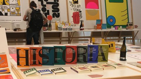 La colecci�n de historia de La Voz, en la exposici�n en Barcelona.