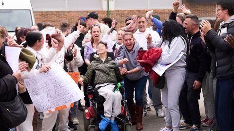 Antonio, el joven con parálisis cerebral que sufrió «bullying» por parte de cuatro alumnos, durante una concentración en su apoyo en el IES Torres Quevedo, este viernes.