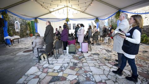 Rezo del rosario en el patio del Santuario de las Apariciones de Pontevedra