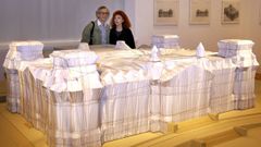 Christo y Jeanne-Claude, ante una maqueta del Reichstag envuelto