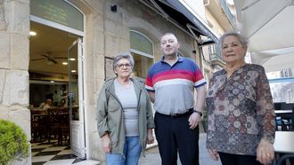 Charo, Manuel (o actual responsable do establecemento) e Carlota, �s portas do Feliciano.