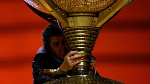  Detalle de las bolas de madera en la tolva al comienzo del sorteo de El Gordo de Navidad 