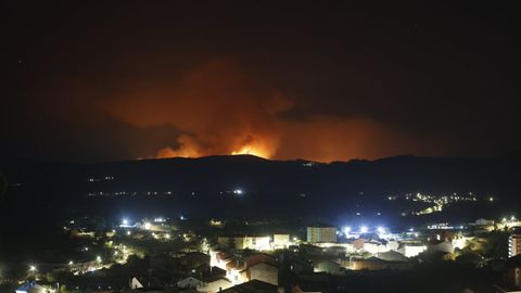 Vista desde Monforte del incendio de A Pobra de Broll�n (Lugo)