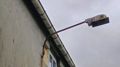 El farol y el muro de una casa de Embande (Guitiriz) todav�a muestran las marcas de una bala perdida llegada del campo de tiro militar de Parga hace seis a�os.