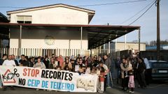 Protesta de los padres del CEIP Teixeiro, en Curtis, esta semana. Piden m�s personal y ampliar las instalaciones del centro educativo
