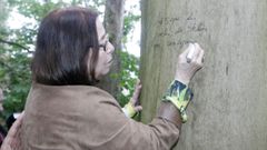 La escritora en una de sus visitas al pazo Quinteiro da Cruz