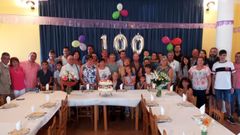 Mar�a Paz P�rez (en el centro, ante la tarta de cumplea�os) celebr� su cent�simo aniversario acompa�ada de su familia en la parroquia de Santo Estevo de Anllo