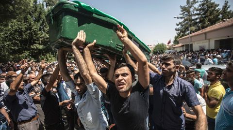 Familiares de las v�ctimas del atentado trasladan los f�retros con los cad�veres en las calles de la ciudad turca de Gaziantep. 