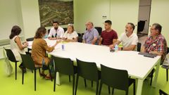 Miembros de la asociaci�n de ambulantes, este mi�rcoles por la tarde en el Concello, con la concejala Anabel Gul�as (BNG)