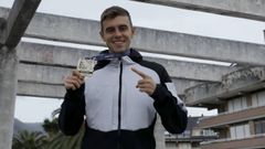 Adri�n Ben posa en el paseo mar�timo de Covas con la medalla de campe�n de Europa de 800 metros en pista cubierta que logr� en Turqu�a