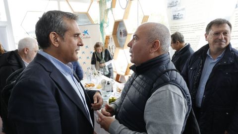 En el centro, Santiago Folgar, presidente de la Asociacin de Volanteros del Cantbrico, que pregunt en las XXIX Xornadas de Pesca por el impacto de los elicos en la flota del noroeste