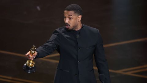 Michael B. Jordan recoge el premio a Mejor Actor Protagonista por su papel en �Los pecadores�