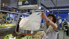 Uso de una bolsa de pl�stico en un supermercado.