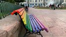 Banco arcoiris situado en la plaza de La Escandalera