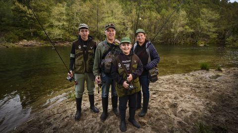 Antonio Lorenzo y Nieves Salgueiro, con sus hijos Mart�n e Iker, en un domingo de pesca