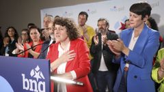 Goretti Sanmart�n es aclamada por la portavoz nacional del BNG, Ana Pont�n, y otros militantes tras conocerse que podr� ser la primera nacionalista en gobernar Santiago