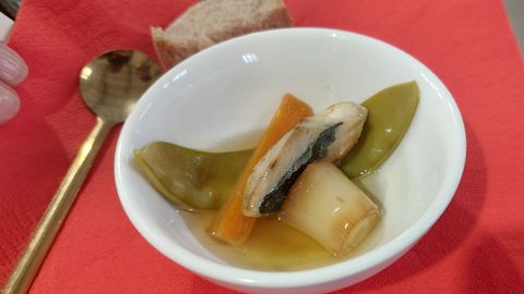 Xarda con tirabeques e alloporro en escabeche branco